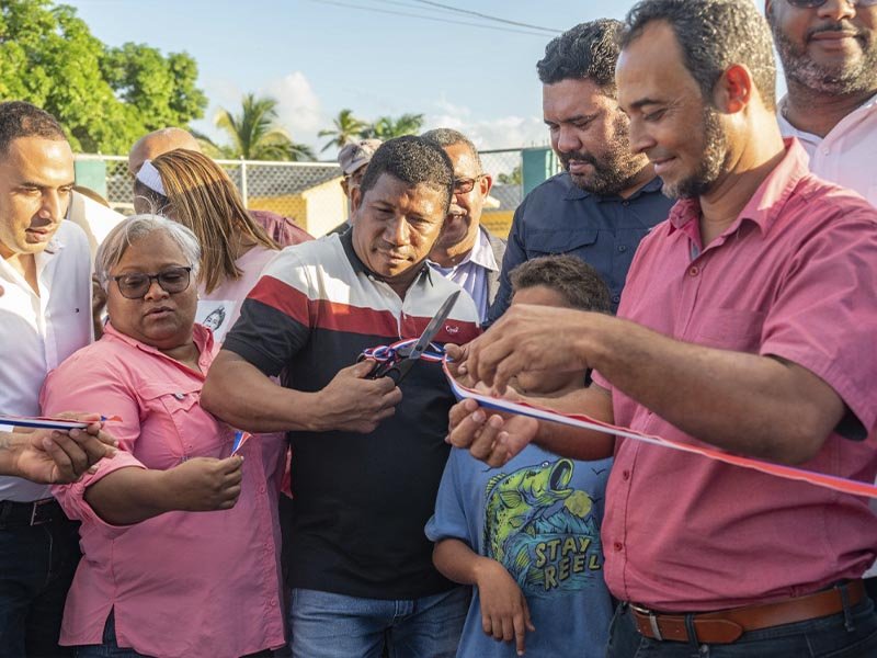 Alcaldía de Higüey entrega cancha esperada por décadas en Villa Hortensia