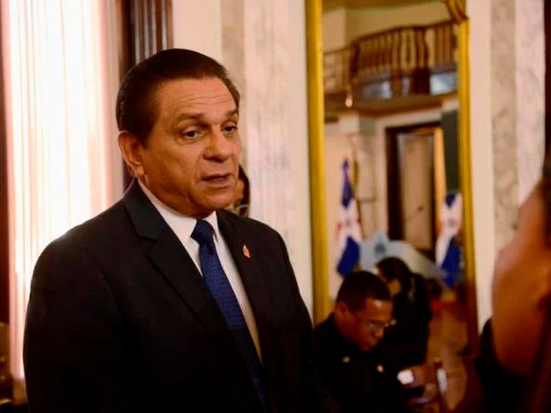 La población está bajo el ataque de cuatro virus, según el ministro de Salud