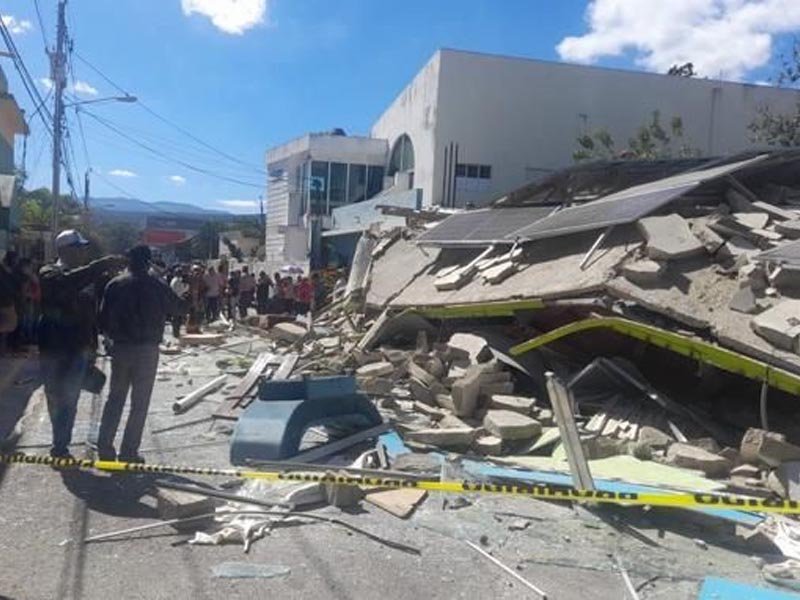 Se desploma edificio de tienda con empleados y clientes dentro