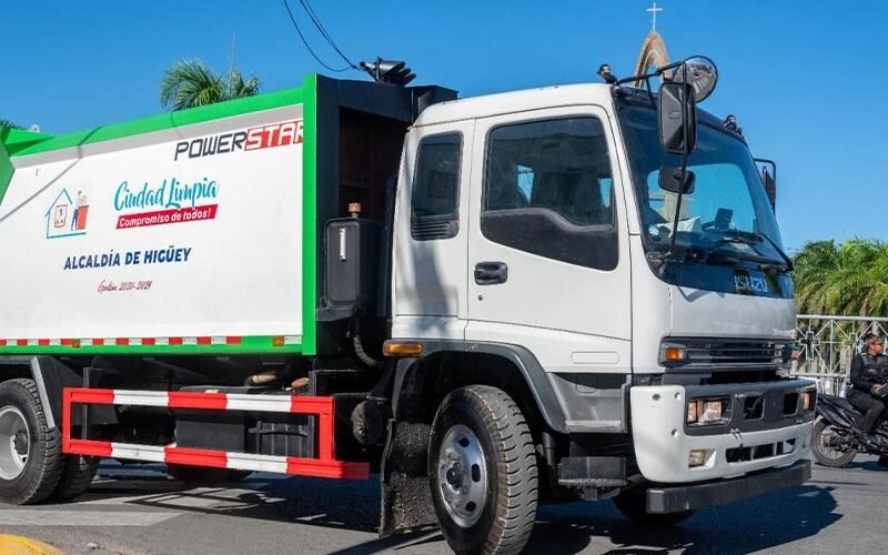 Alcaldía de Higüey adquiere dos nuevos camiones compactadores de residuos sólidos