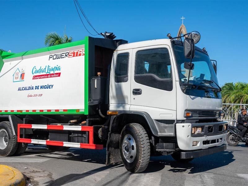 Alcaldía de Higüey adquiere dos nuevos camiones compactadores de residuos sólidos
