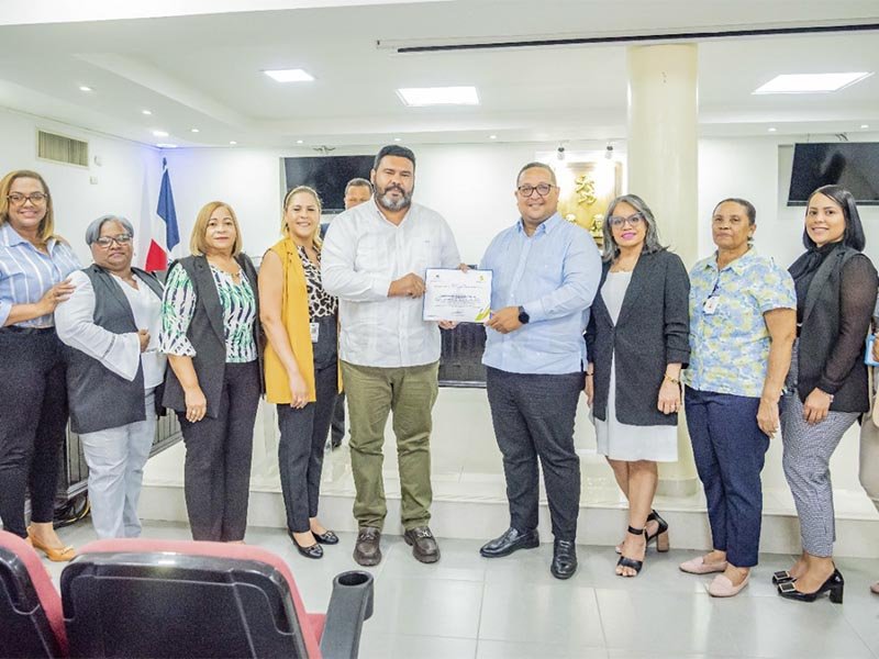 INAP ENTREGA RECONOCIMIENTO A ALCALDÍA DE HIGÜEY
