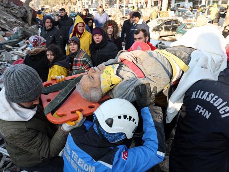 Ascienden a más de 7.200 los muertos a causa de los terremotos en Turquía y Siria