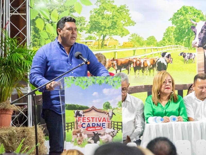 Alcalde Cholitín participa en la inauguración del Festival de la Carne