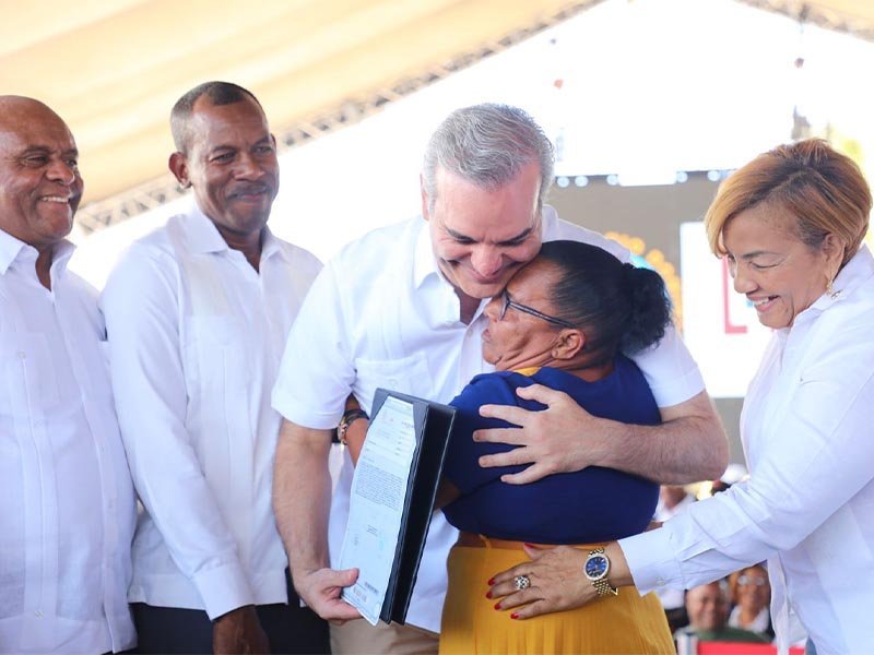 Presidente Abinader entrega en Tamayo 923 títulos de propiedad que benefician a más de 3,692 personas