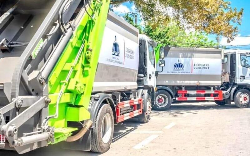 Presidencia dona dos camiones compactadores a la Alcaldía de Higüey