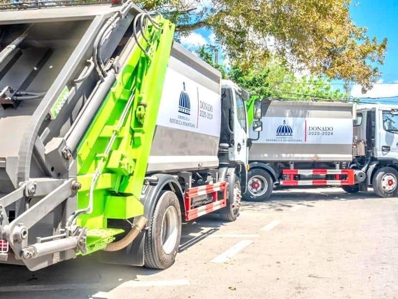 Presidencia dona dos camiones compactadores a la Alcaldía de Higüey