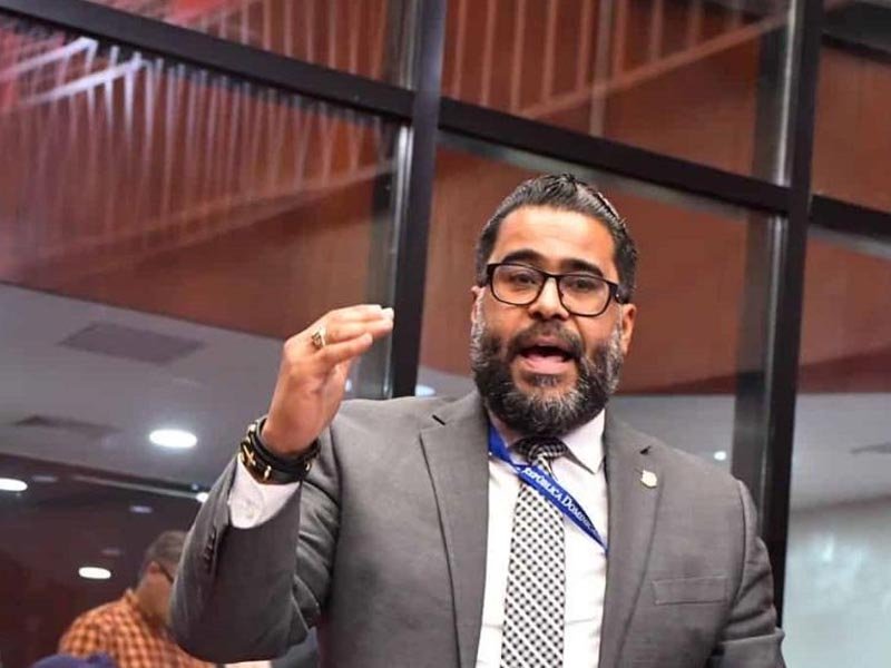 Senador sugiere colocar un grillete a quien intente agredir a una mujer