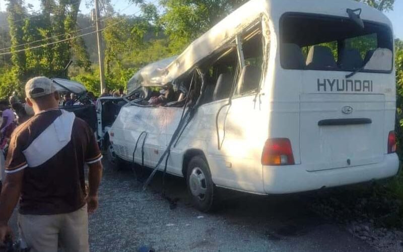 Se produce accidente entre autobus escolar y patana en Hato Mayor