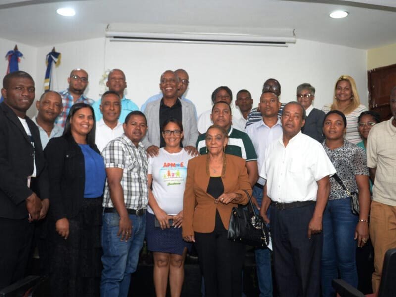 Padres y amigos de la escuela califican como abusivos paros de maestros