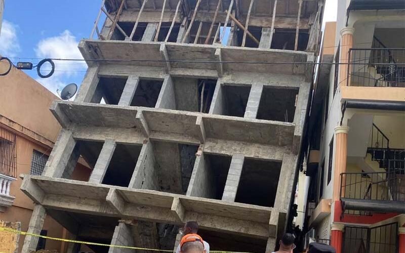 Edificio en construcción se cae en San Cristóbal