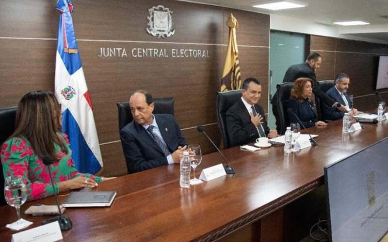 PRD y APD depositan 20 % de reservas de candidaturas ante la JCE