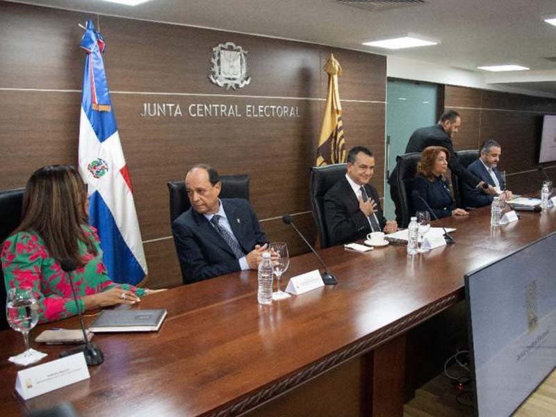 PRD y APD depositan 20 % de reservas de candidaturas ante la JCE