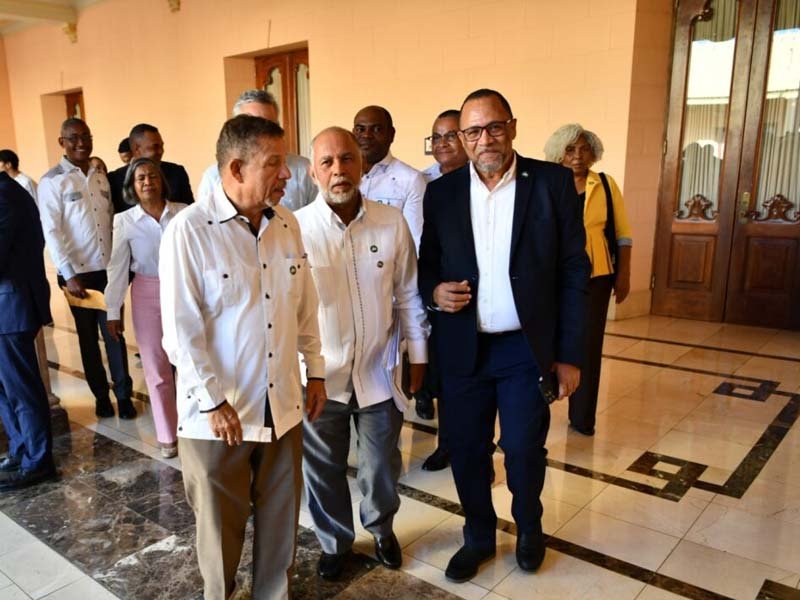 Educación y ADP avanzan negociaciones para lograr acuerdo