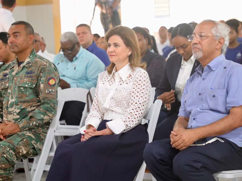 Vicepresidenta Peña deja inaugurado campamento de Robótica Educativa 2023
