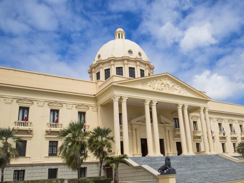 Presidente Abinader emite Decreto 301-23 que crea la Carrera del Agente de la DNCD