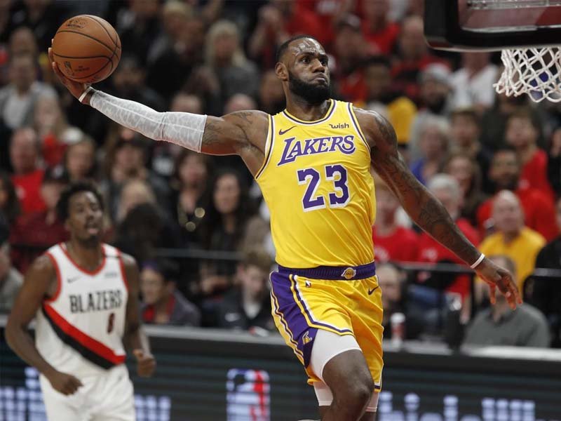 LeBron James no se retira y jugará su temporada número 21