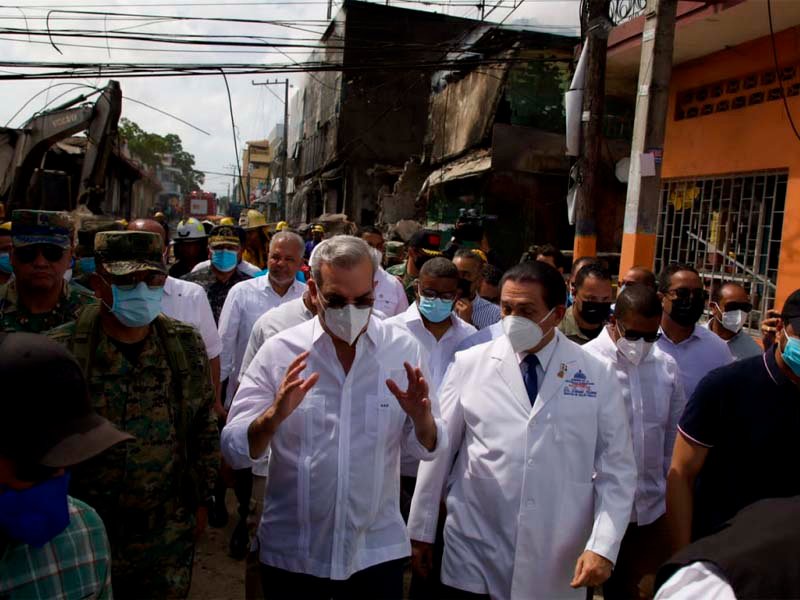 Presidente visita zonas afectadas en San Cristóbal; asegura a familias apoyo del Gobierno