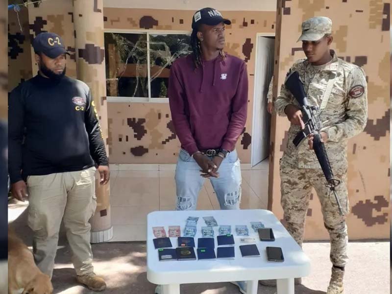 Migración detiene a un dominicano con nueve pasaportes haitianos