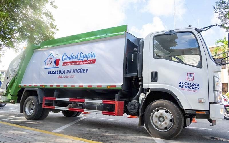 Alcaldía de Higüey recibe camión compactador como premio a la superación institucional