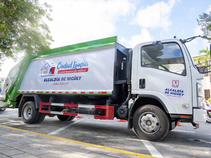 Alcaldía de Higüey recibe camión compactador como premio a la superación institucional