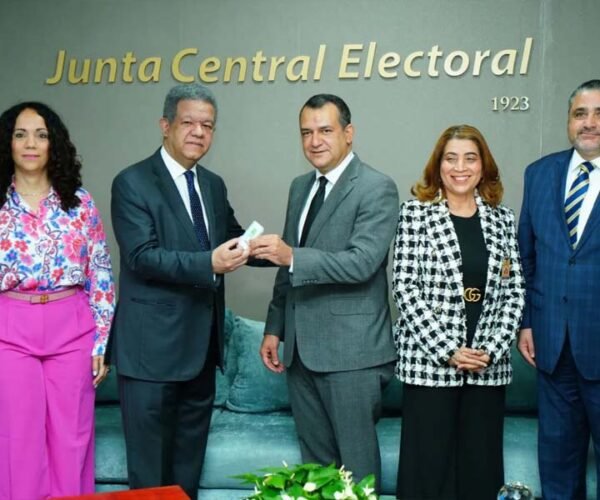 Leonel entrega a JCE el padrón de la Fuerza del Pueblo con más de 2 millones de afiliados