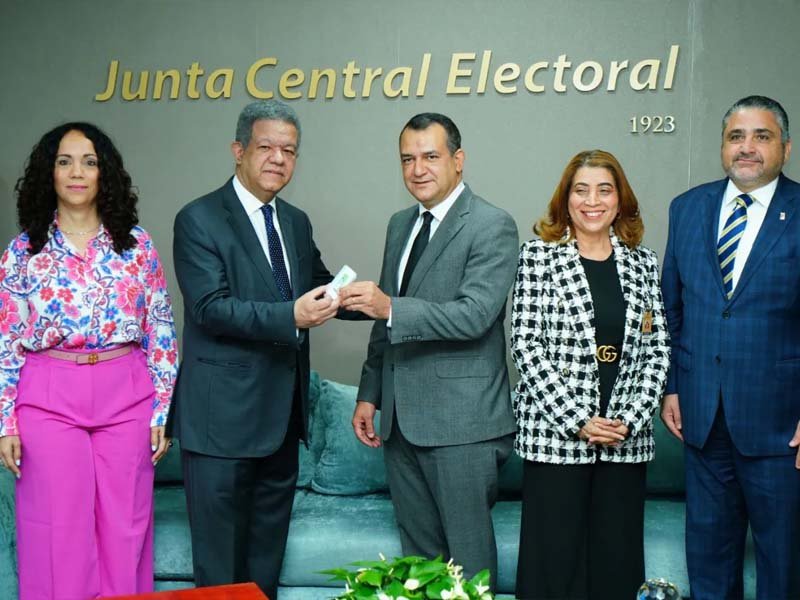 Leonel entrega a JCE el padrón de la Fuerza del Pueblo con más de 2 millones de afiliados