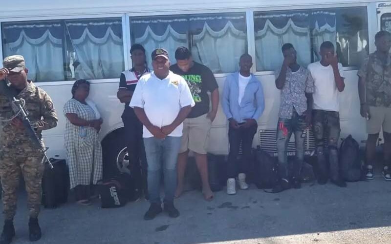 Detienen dominicano llevaba 6 haitianos indocumentados en Jimaní