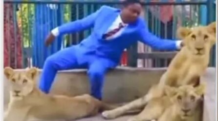 Pastor nigeriano recrea una historia bíblica y se mete en una celda con leones