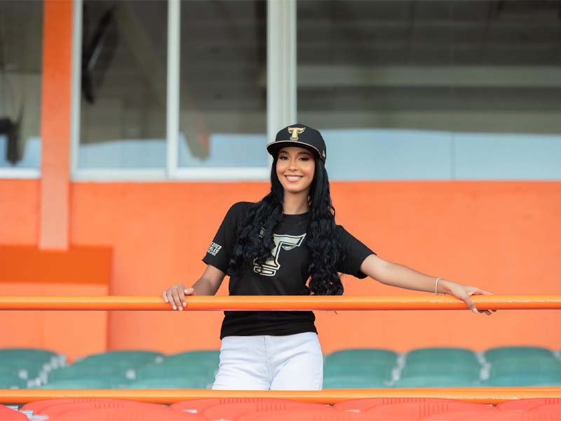 Toros designan a Romi Luz De Jesús como su madrina temporada 2023-24