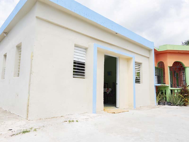 Cholitin entrega vivienda en Villa Hortensia