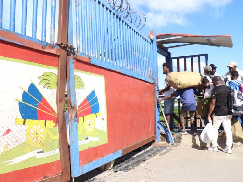 Debido al hambre pasan alimentos a Haití desde Dajabón