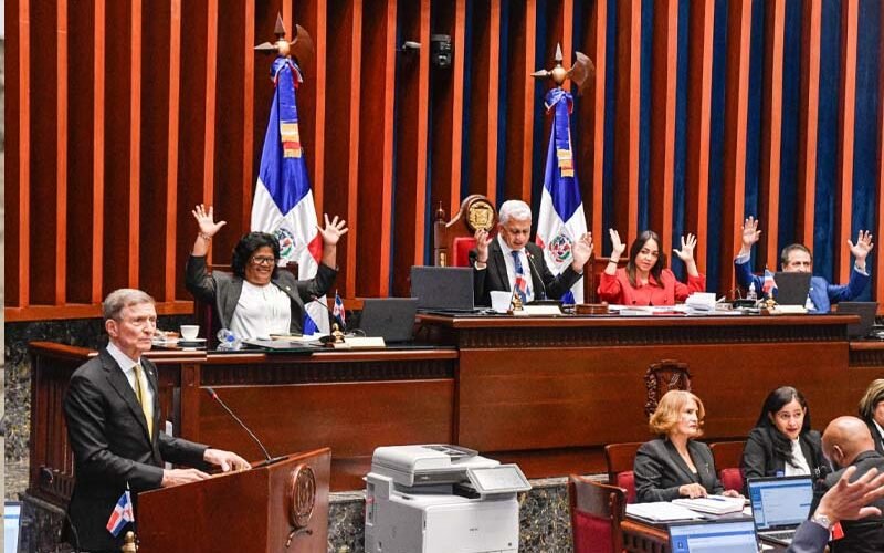Canciller dice a senadores 70% de visas entregadas a haitianos son renovaciones