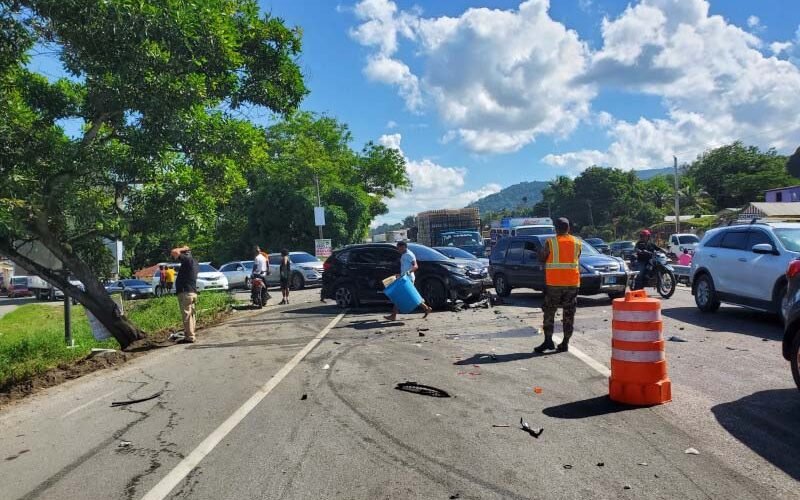 Al menos 14 personas resultan heridas en accidente de tránsito múltiple en la autopista Duarte