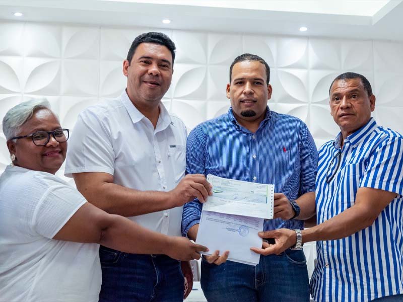 Cholitin entrega cheques correspondientes al segundo trimestre de obras del año 2023