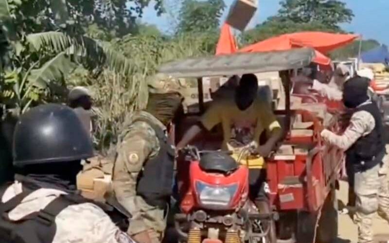 Policías de Haití penetran al país e incautan mercancías