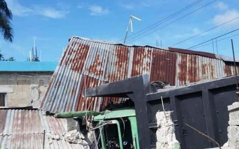 Camión impacta una camioneta y una casa en El Seibo; hay cuatro heridos
