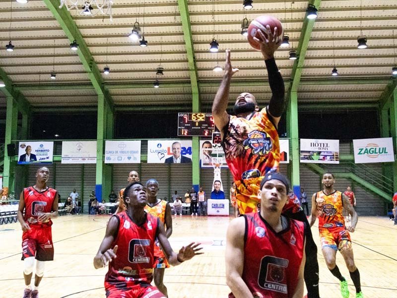 Savica y Antonio Guzmán vencen en inicio semifinal basket superior de Higüey