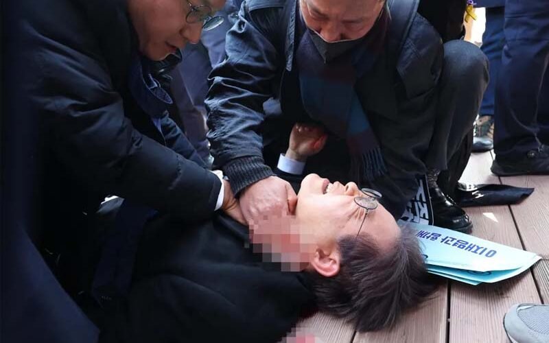 Lee Jae-myung, líder de la oposición en Corea del Sur, en recuperación tras recibir puñalada