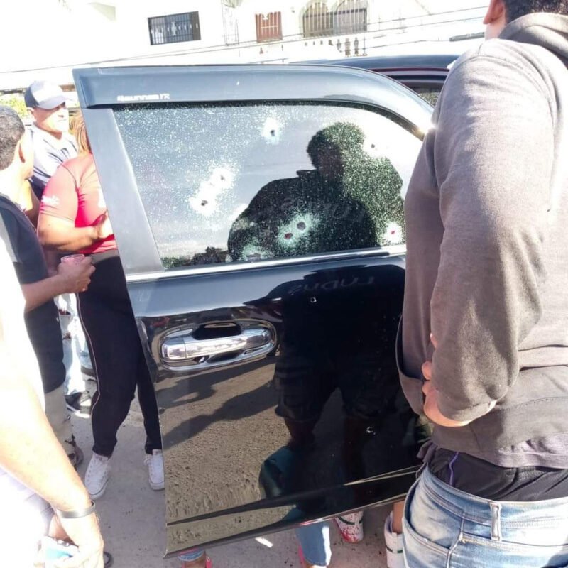 Tres personas fueron acribilladas a tiros dentro de un vehículo en Nagua