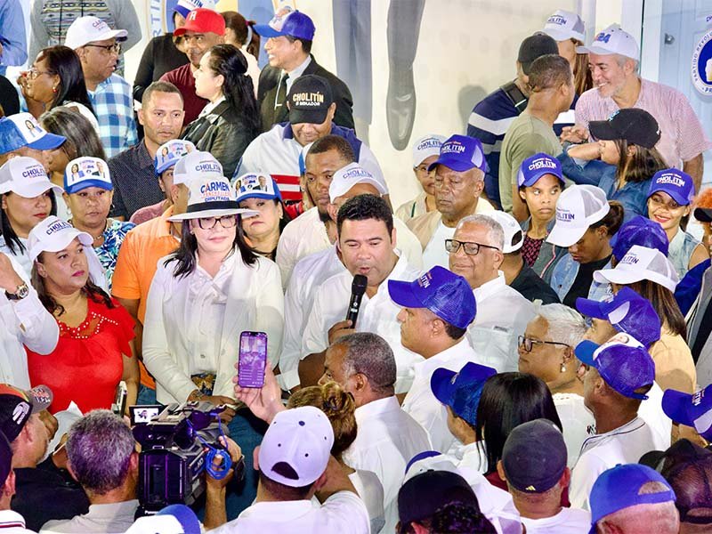 8 ex candidatos a regidores del PRD se juramentan en el PRM y pasan a apoyar a Cholitín