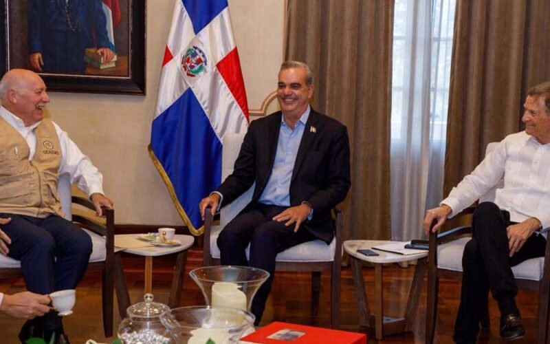 Luis Abinader recibe jefe de la Misión Electoral de la OEA y otros observadores