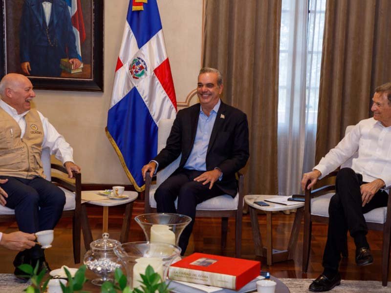 Luis Abinader recibe jefe de la Misión Electoral de la OEA y otros observadores