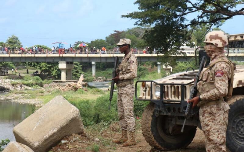 Bajo vigilancia militar haitianos ingresan a Dajabón para participar en mercado fronterizo