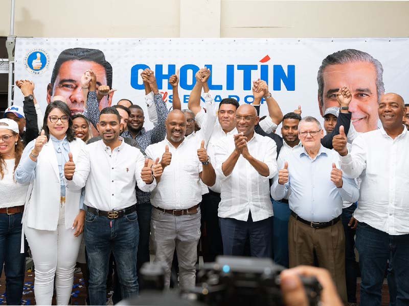 Ex candidatos a regidores y dirigencia juvenil de la Fuerza del Pueblo se juramentan en el PRM en apoyo a Cholitín