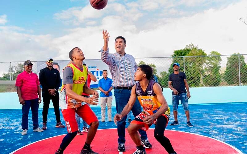 Cholitin inaugura Cancha de Baloncesto en la comunidad Hato de Mana