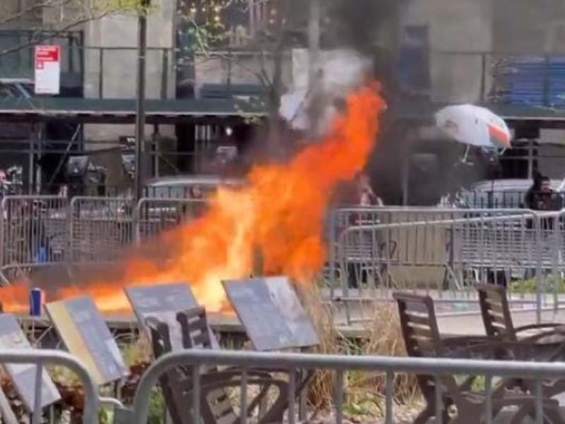 Un hombre se prende fuego en las afueras del tribunal donde es juzgado Donald Trump