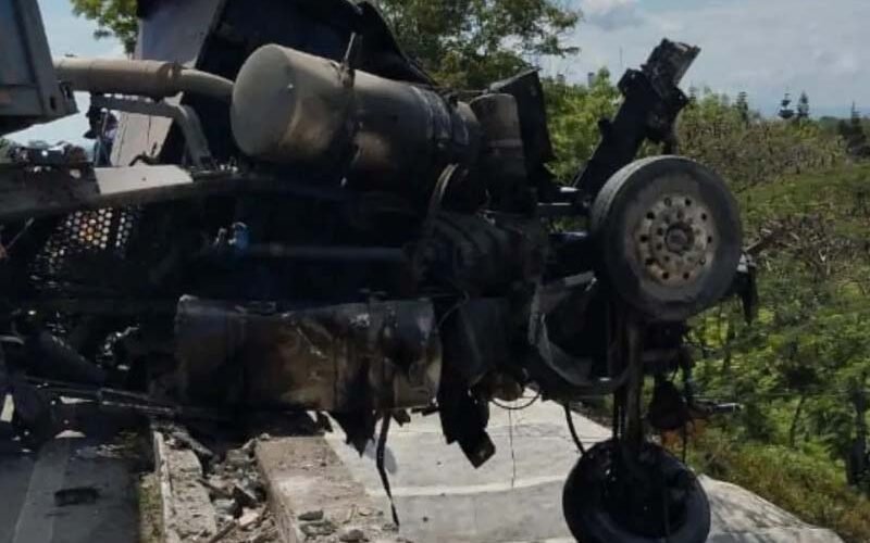 Chofer queda atrapado durante accidente en la Autopista Duarte