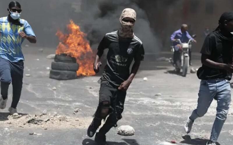 Bandidos queman edificios de parque industrial en Haití