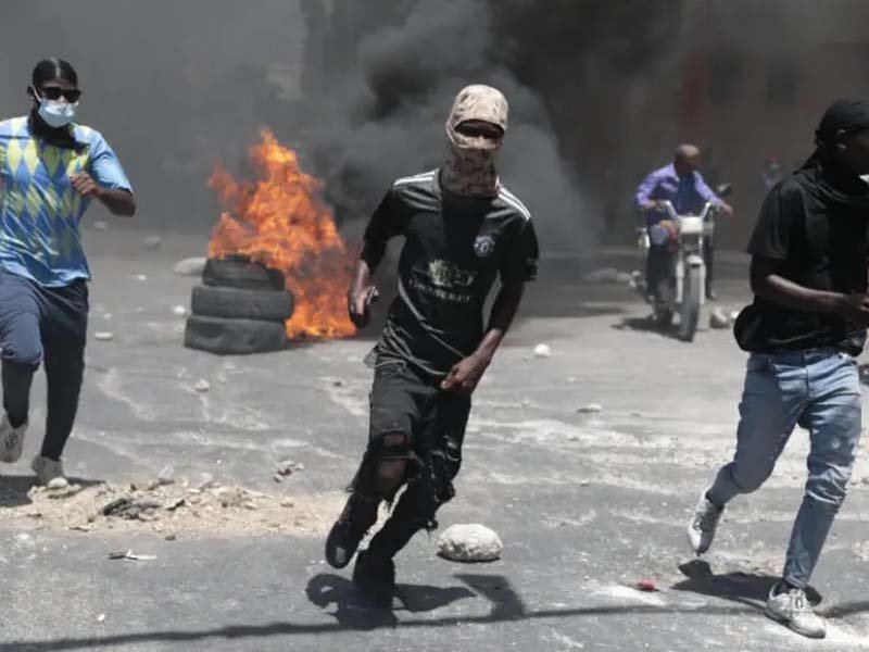 Bandidos queman edificios de parque industrial en Haití